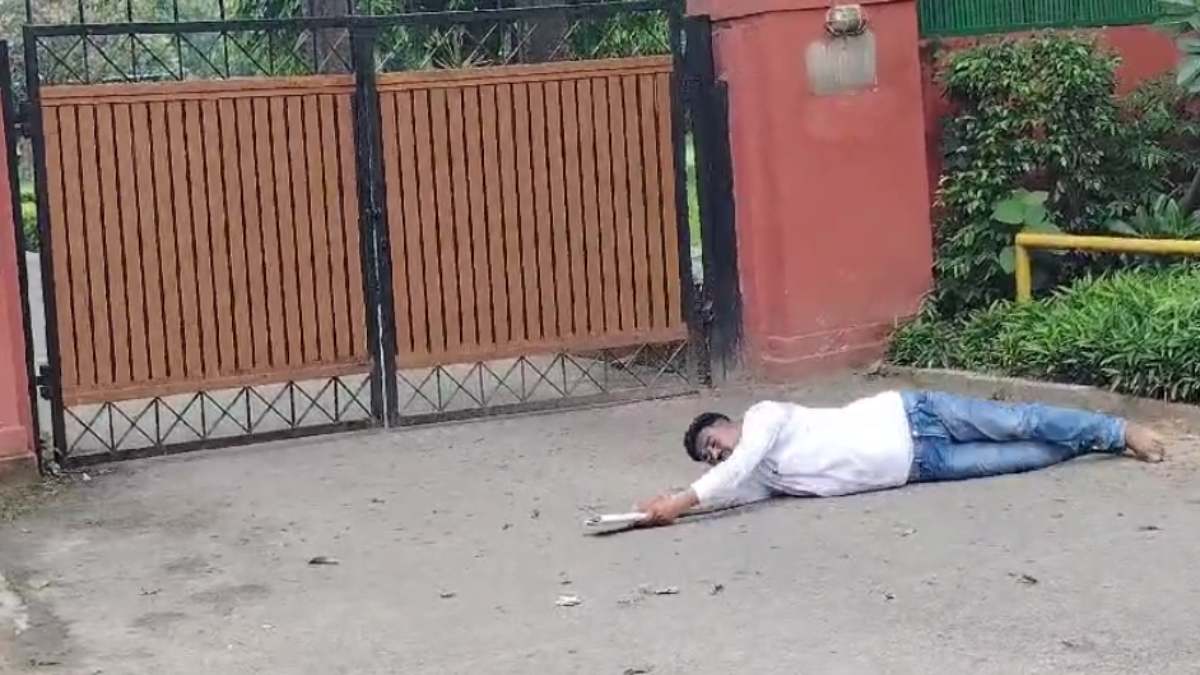 सड़क के लिए अनोखा प्रदर्शन : ग्रामीणों ने चंदा कर गांव के मुखिया को भेजा दिल्ली, सड़क पर लोटते हुए केंद्रीय सड़क परिवहन मंत्री के निवास पहुंचे सरपंच