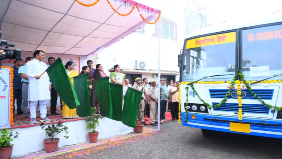 डिप्टी सीएम डॉ. प्रेमचंद बैरवा ने 5 नई बीएस-6 बसों को दिखाई हरी झंडी, बस सुविधाओं से संबंधित शिकायतों के लिए समाधान पोर्टल का किया लोकार्पण