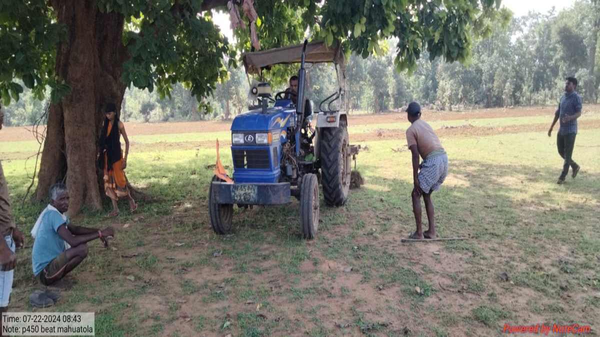 वनकर्मियों को ट्रैक्टर से कुचलने का प्रयास: कूदकर बचाई जान, दबंग ने विभाग की जमीन पर किया कब्जा