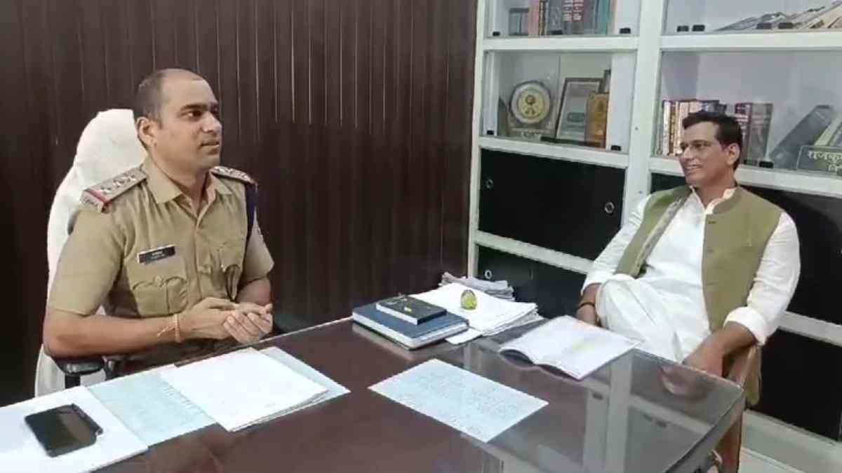 कथित MMS मामला : बयान दर्ज कराने थाने पहुंचे विधायक देवेंद्र यादव, सरकार पर लगाए गंभीर आरोप, कहा – मुझे बदनाम करने में इंट्रेस्ट दिखा रही सरकार, CBI जांच कराइए…