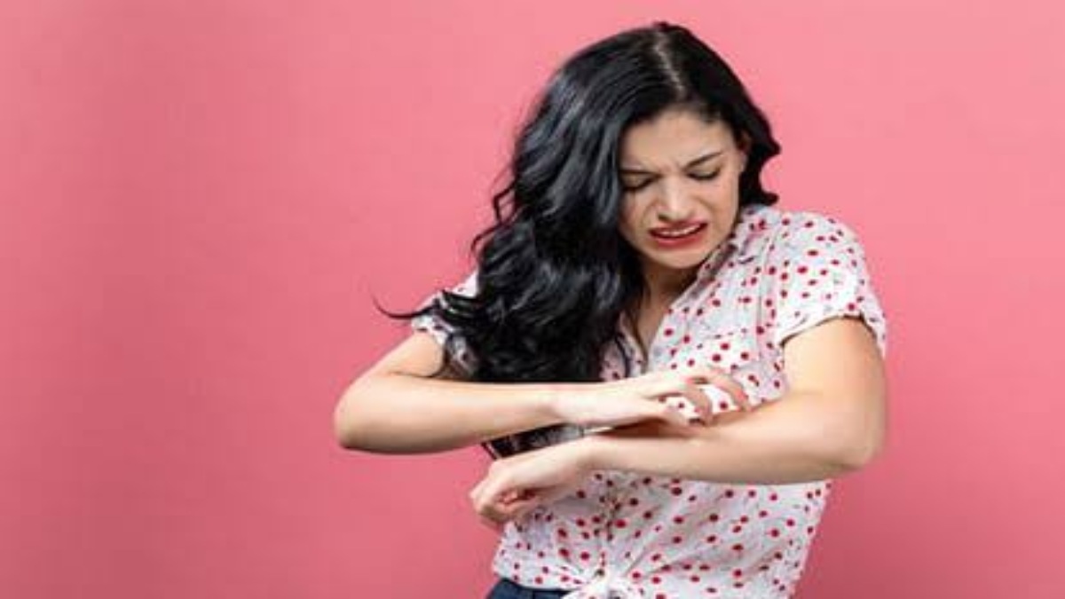 Skin Care in Monsoon: बरसात के पानी में भीगने से स्किन में हो रही खुजली, तो नहाने के पानी में मिलाएं ये चमत्कारी चीज…