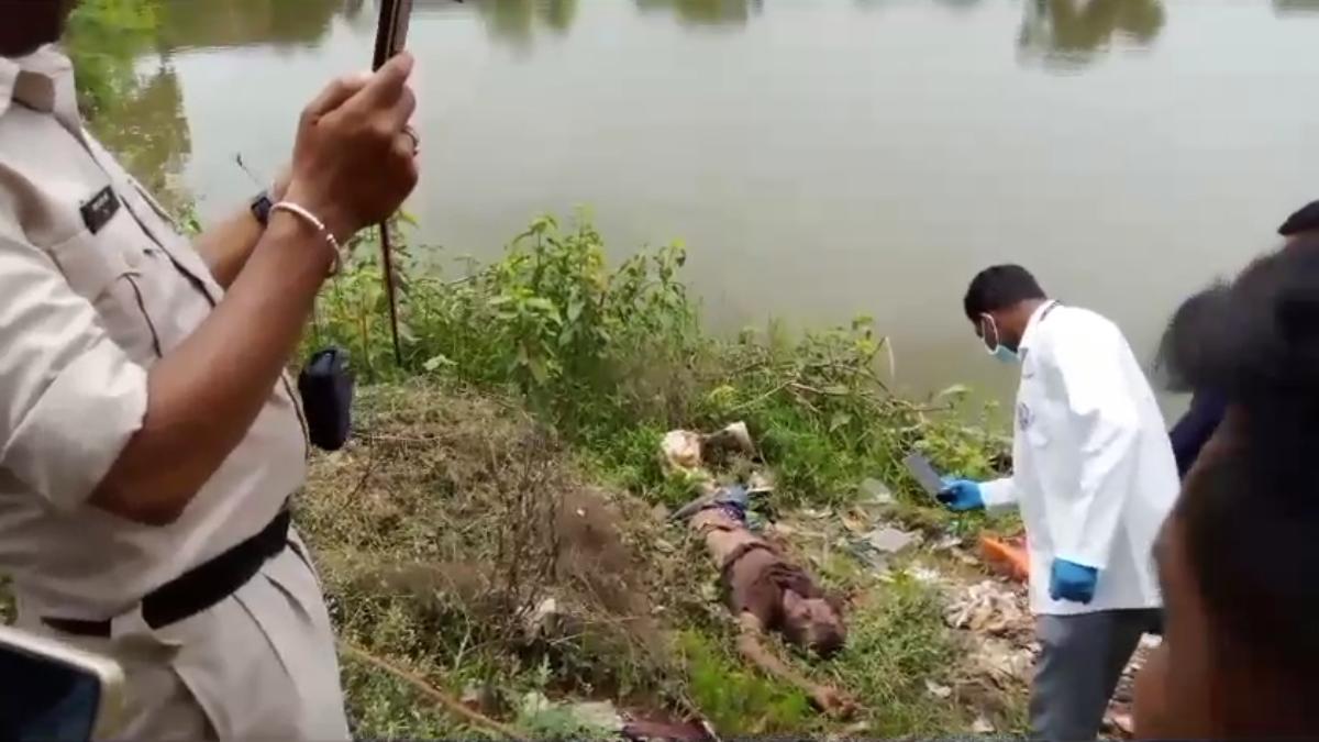 CG CRIME NEWS : धारदार हथियार से हत्या कर शव को तालाब के किनारे फेंका, मृतक भीख मांगकर करता था अपना गुजारा
