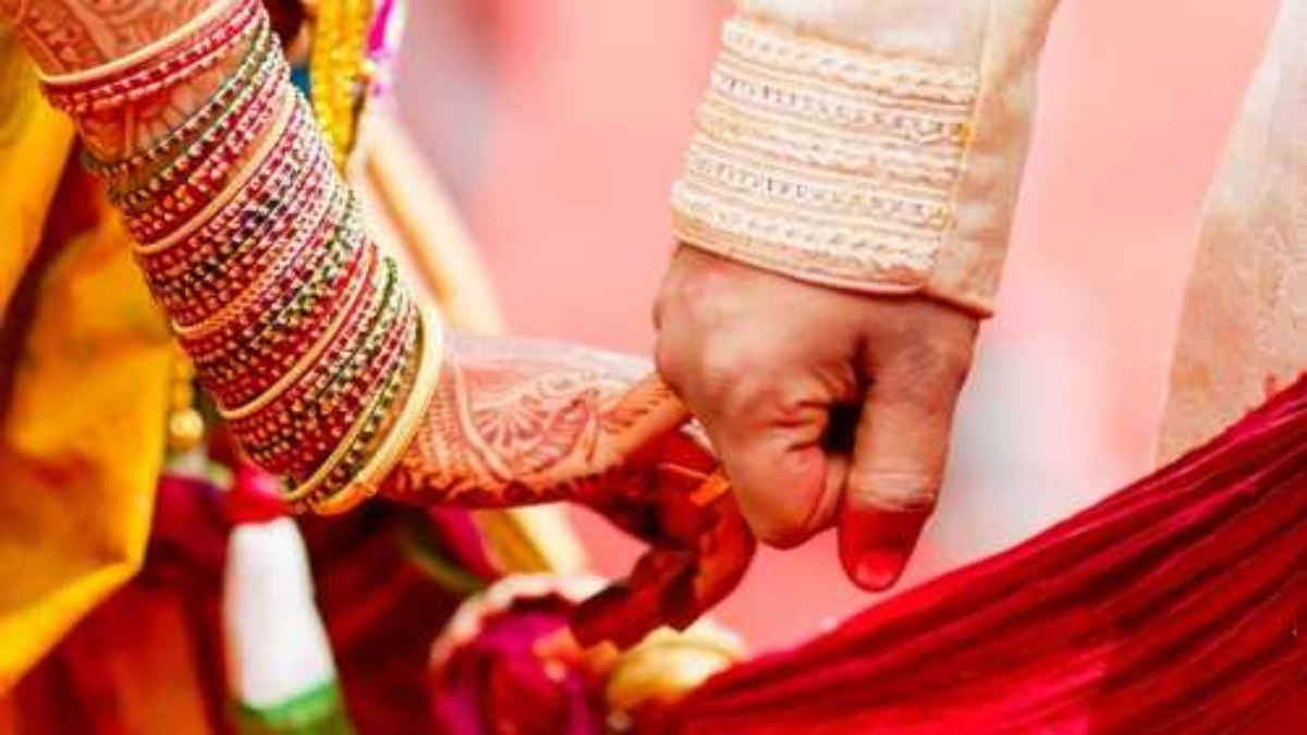 सोशल मीडिया पर हुआ प्यार, मंदिर में की शादी, 3 माह बाद खुला महिला का राज, अब दूल्हा कर रहा बाप-बाप