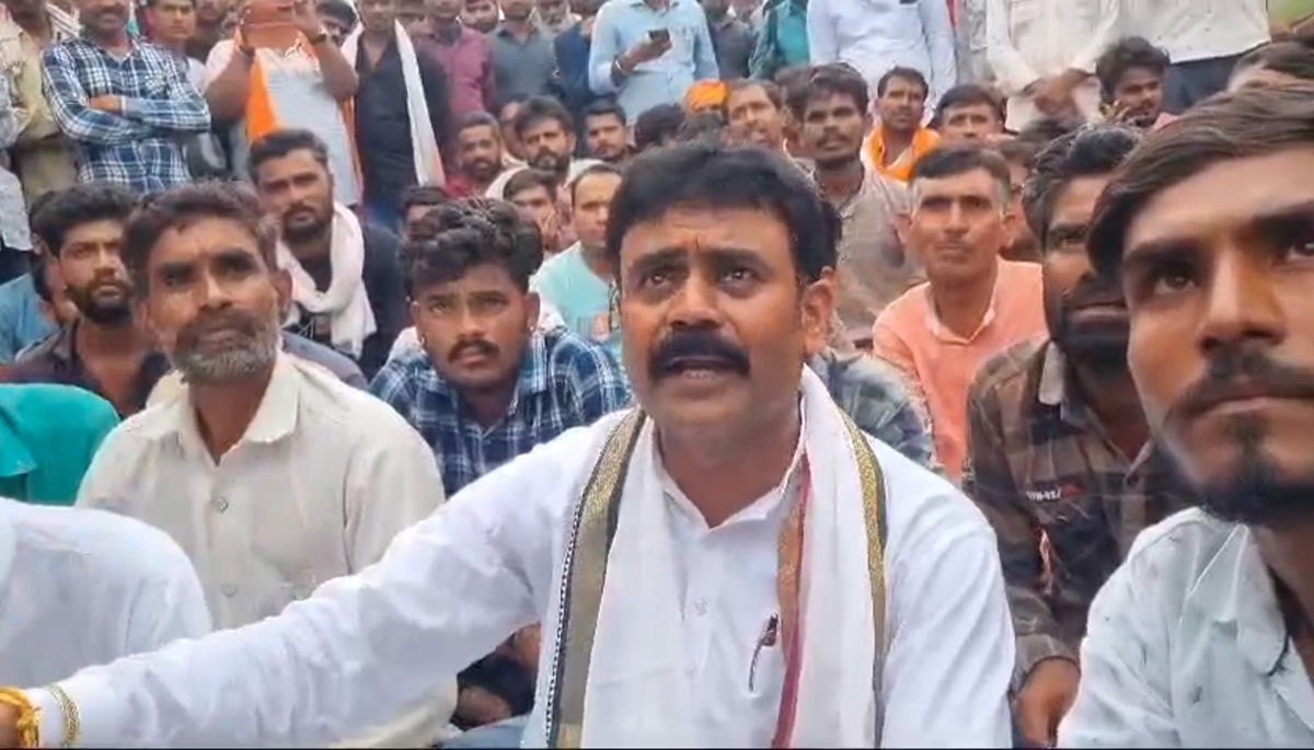 नर्मदापुरम में किसानों का चक्का जाम प्रदर्शन: मूंग खरीदी और स्लॉट बुक नहीं पर हुए नाराज, हाइवे में वाहनों की लगी कतार