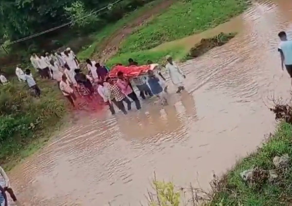 बहुत कठिन है डगर मुक्तिधाम की: मौत के बाद भी अंतिम संस्कार के लिए जोखिम भरी जद्दोजहद, कीचड़ और बहते नाले से होकर श्मशान पहुंचते लोग