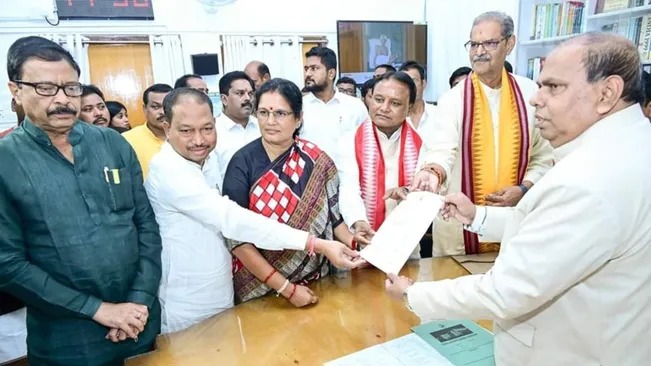 तलसारा विधायक भबानी शंकर भोई ने ओडिशा विधानसभा के उपाध्यक्ष पद के लिए दाखिल किया नामांकन