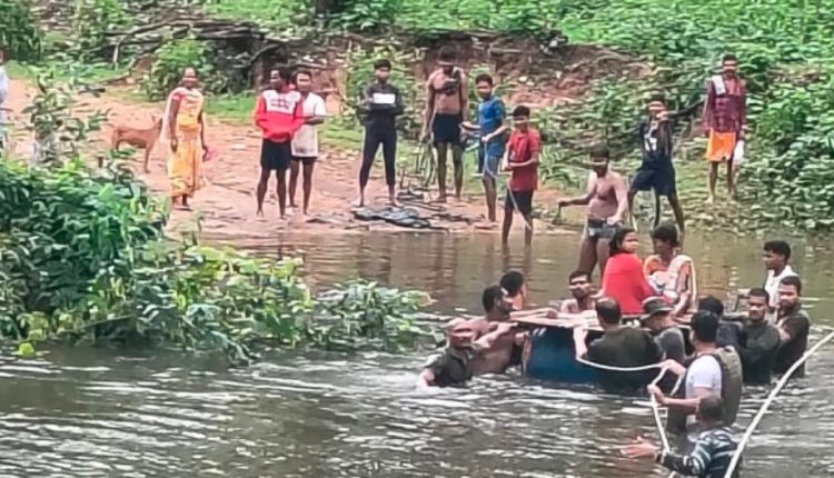 सीआरपीएफ जवानों ने बाढ़ग्रस्त नदी पार कर गर्भवती महिला को पहुंचाया अस्पताल