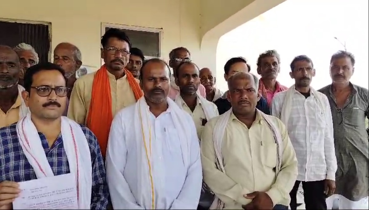 ओलावृष्टि का मुआवजा पाने दर-दर भटक रहे अन्नदाता, कलेक्ट्रेट पहुंच कलेक्टर से लगाई मदद की गुहार