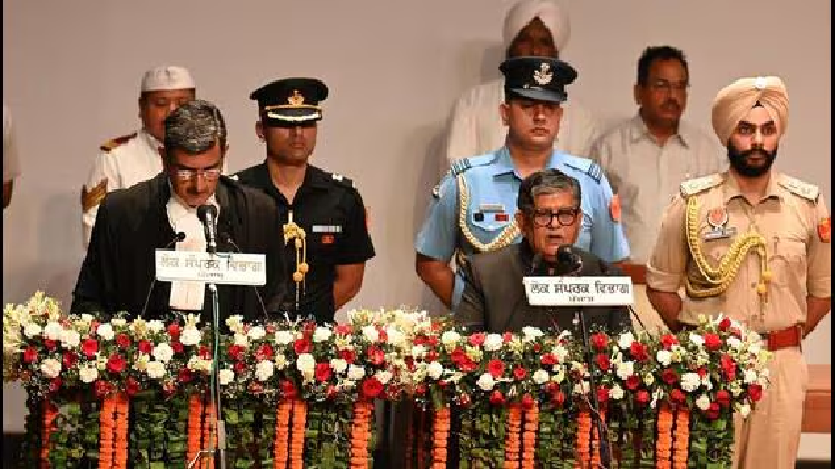 राज्यपाल और चंडीगढ़ के प्रशासक गुलाबचंद कटारिया ने ली शपथ