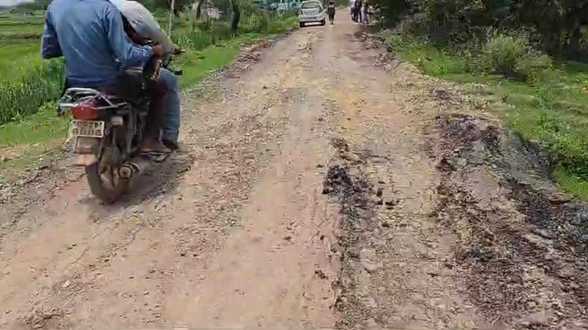 बोर्ड पर गुणवत्तायुक्त सड़क का दावा लेकिन धरातल पर स्थिति विपरीत, पहली बारिश में उधड़ गई सड़क…