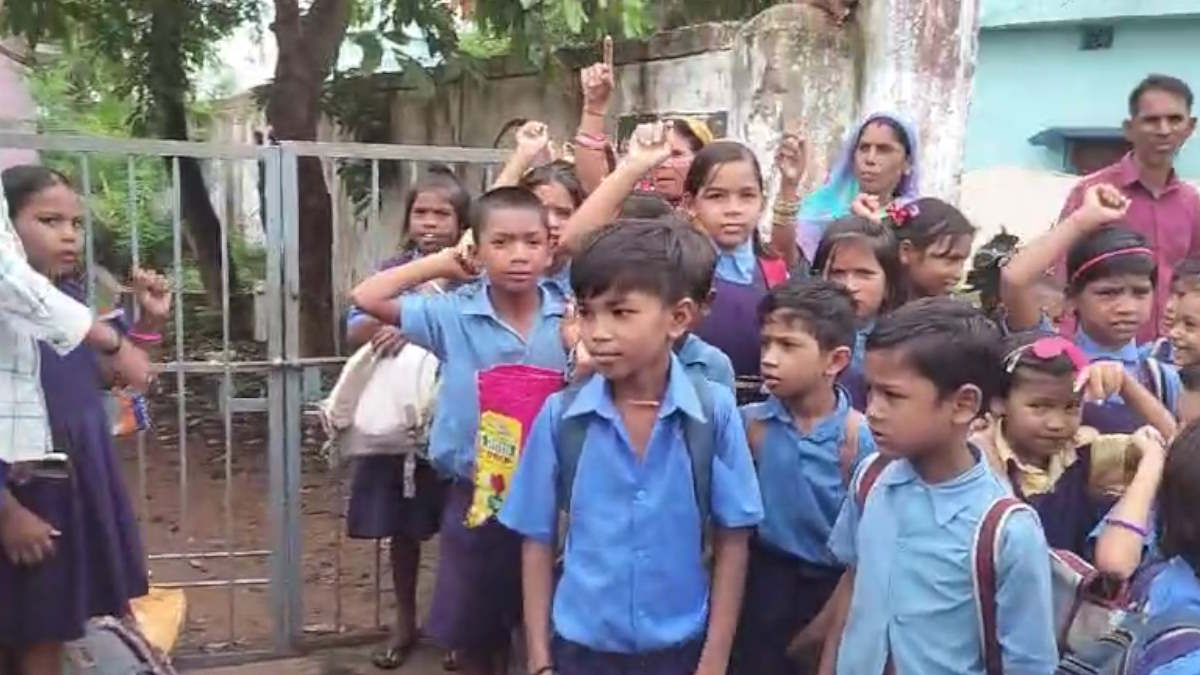 शिक्षक की मांग करते हुए छात्र व पालकों ने लगाया स्कूल में ताला, एक शिक्षक के भरोसे है पांच कक्षाएं…