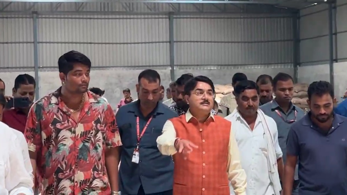 MP के मंत्री ‘शिवाजी’ का नायक अंदाज: अचानक पहुंचे मूंग तुलाई केन्द्र, नियम के खिलाफ काम करने वालों पर फौरन कार्रवाई