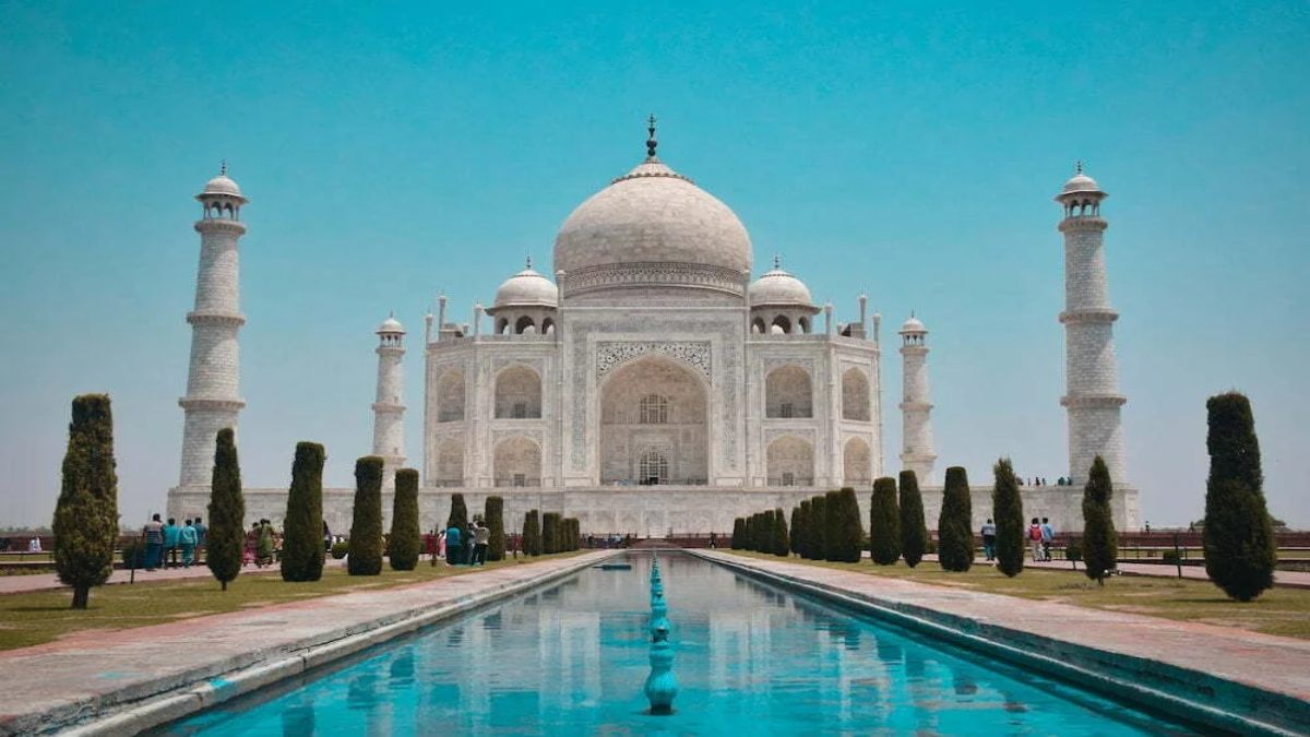 ताजमहल की सुरक्षा को लेकर बड़ा फैसला, मुख्य गुंबद तक अब नहीं ले जा सकेंगे पानी की बोतल