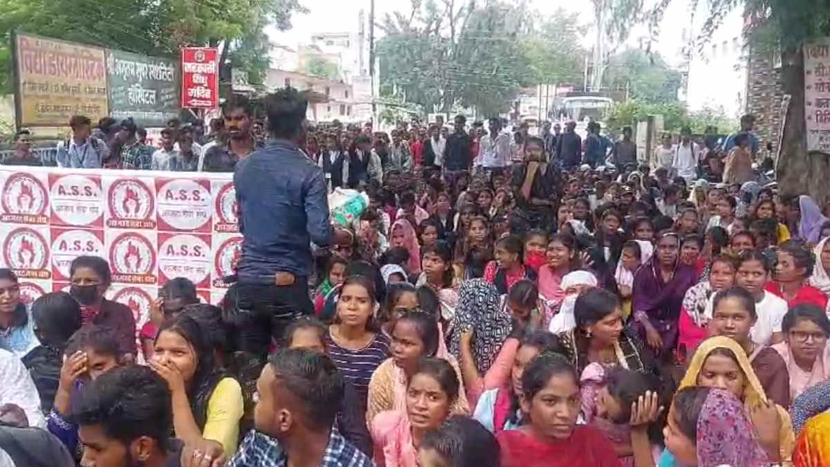 परीक्षा में मिले जीरो अंक, बिफरे छात्रों ने किया विश्वविद्यालय का घेराव, रखी यह मांग…