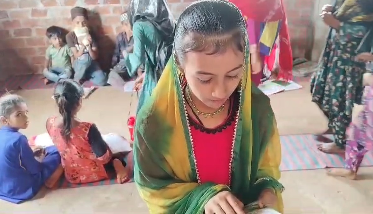 ऐसे पढ़ेगा इंडिया तो कैसे बढ़ेगा इंडिया ? 20 से अधिक स्कूल बिना भवन के हो रहे संचालित, पेड़ के नीचे बैठकर पढ़ रहे बच्चे