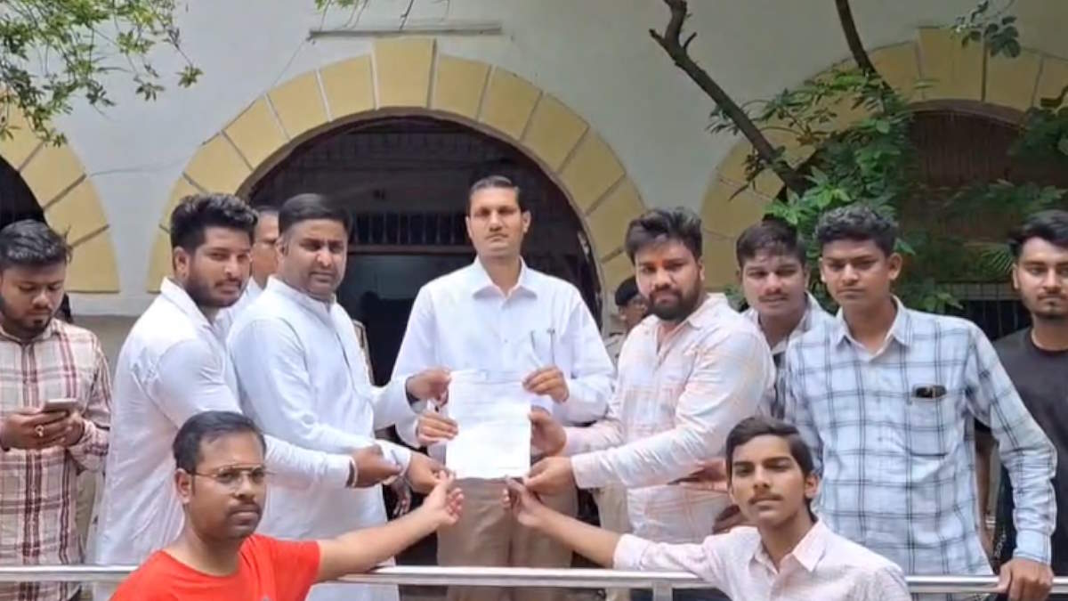 कार्यकर्ताओं पर एफआईआर दर्ज किए जाने का विरोध, युवा कांग्रेस ने गवर्नर-सीएम के नाम कलेक्टरों को सौंपा ज्ञापन…