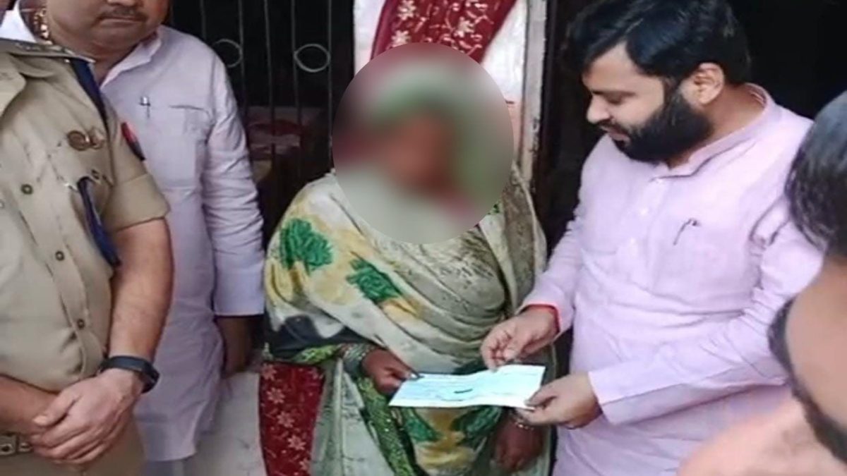 अयोध्या गैंगरेप: CM योगी ने पीड़ित परिवार के लिए भेजी 5 लाख की आर्थिक सहायता राशि, चेक लेकर पहुंचे BJP विधायक
