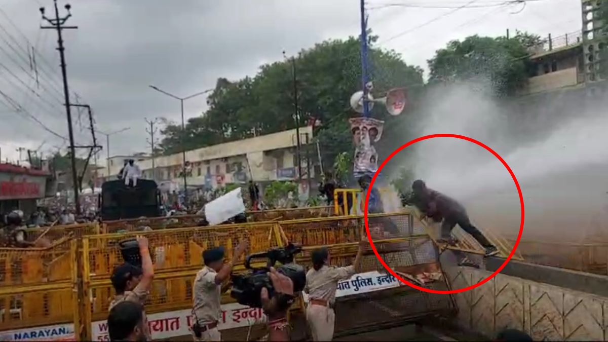 इंदौर में कई मीडियाकर्मी घायल: कांग्रेस के प्रदर्शन के दौरान वाटर कैनन का इस्तेमाल, रिपोर्टर और कैमरामैन को लगी चोट, पुलिस की लापरवाही आई सामने