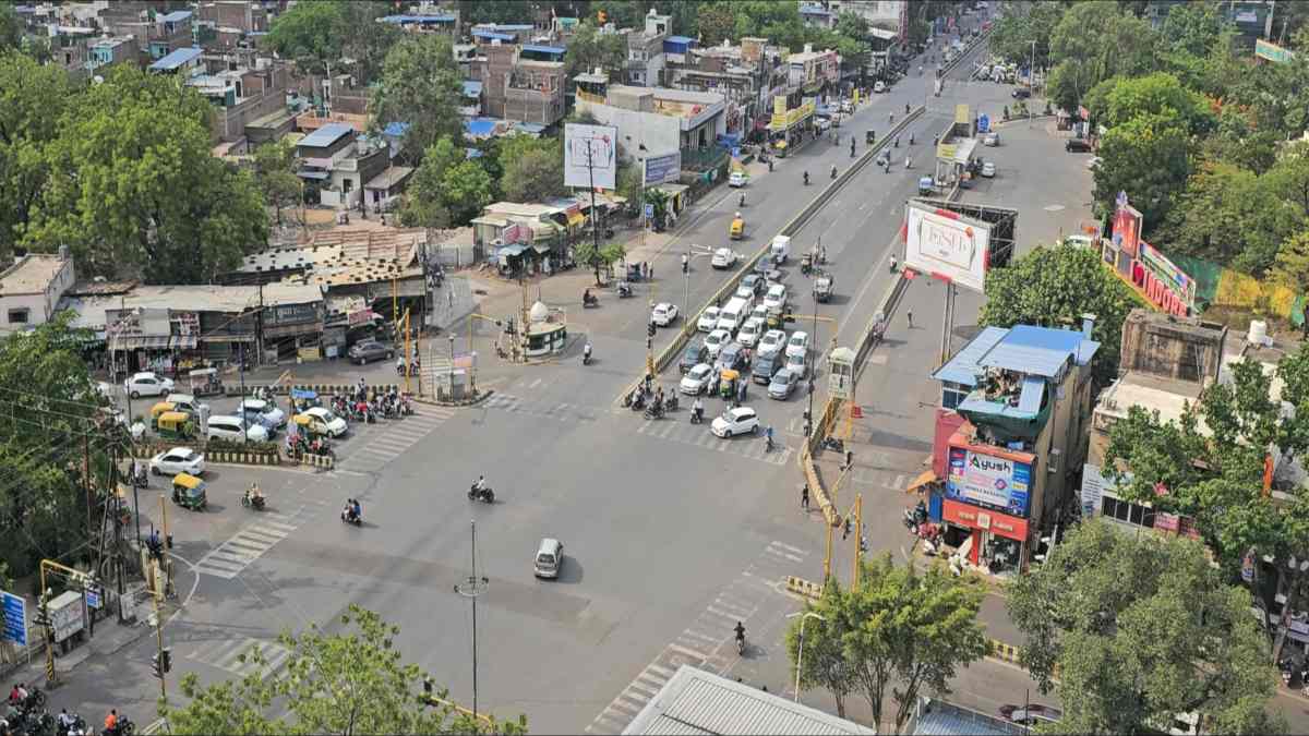इंदौर में ट्रैफिक मित्र अभियान: 1000 से ज्यादा स्टूडेंट, डॉक्टर, वकील, समाजसेवी और पत्रकार संभालेंगे Traffic, इस दिन से होगी कैंपेन की शुरुआत