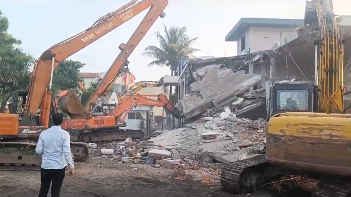 आरोपी के अवैध अतिक्रमण पर चला बुलडोजर: हजारों वर्ग फीट की जमीन मुक्त, बीते दिनों तहसीलदार और पटवारी पर चलाई थी गोली