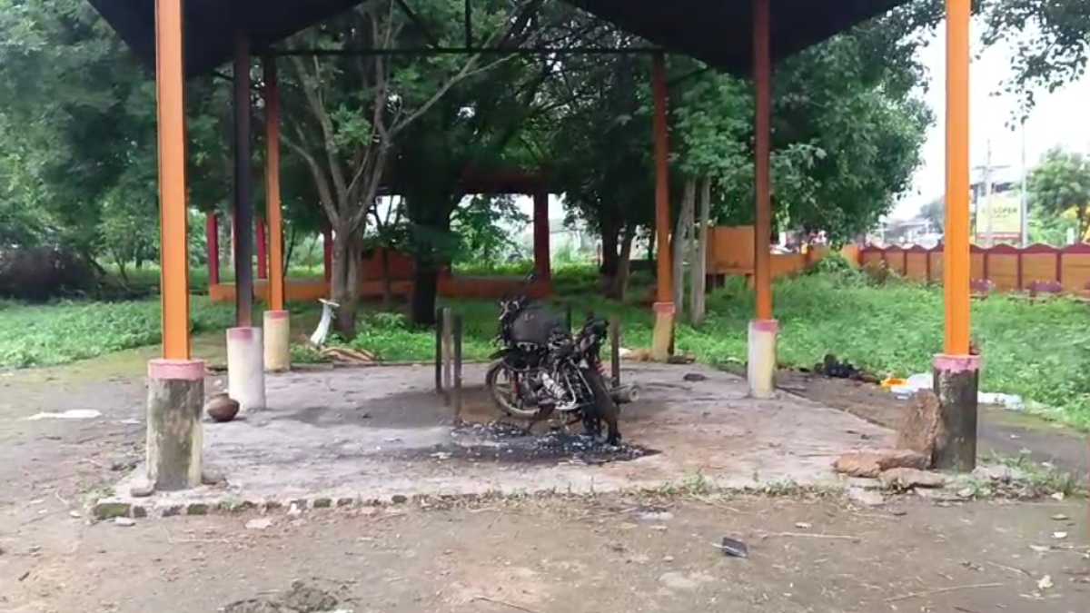 श्मशान घाट में बाइक का अंतिम संस्कार! अजीबोगरीब मामला जानकर रह जाएंगे हैरान