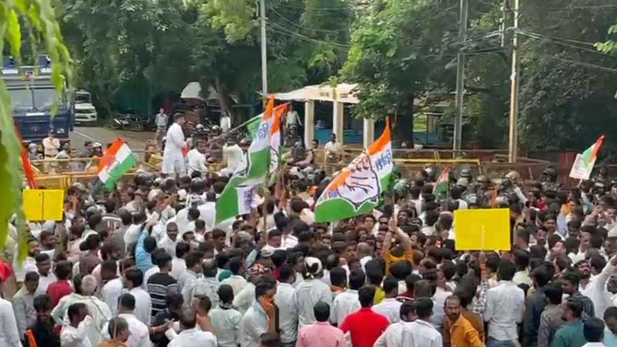 Ujjain में कांग्रेस का हल्लाबोल: कलेक्ट्रेट का किया घेराव, पुलिस बैरिकेड को गिराया, PCC चीफ ने की ये मांग