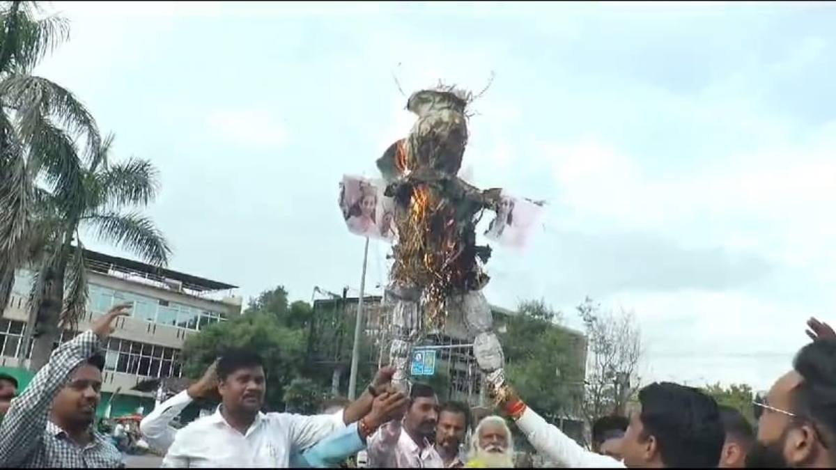 ग्वालियर में कंगना रनौत का फूंका पुतला: कहा- पंजाब की बेटी ने तमाचा मारा था, अब किसानों को लेकर उनका बयान चार प्रदेशों के चुनाव में करारी हार दिलाएगा