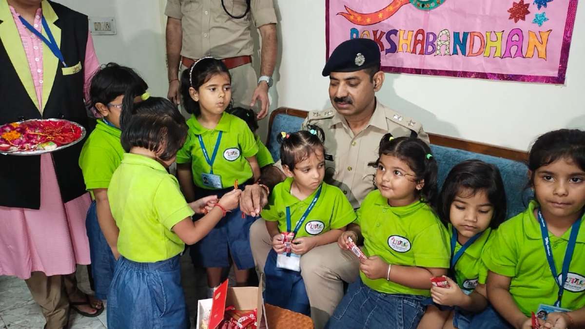 नन्ही बच्चियां टीचर्स के साथ पहुंची SP ऑफिस, पुलिस अधीक्षक समेत जवानों की कलाई पर बांधी राखी