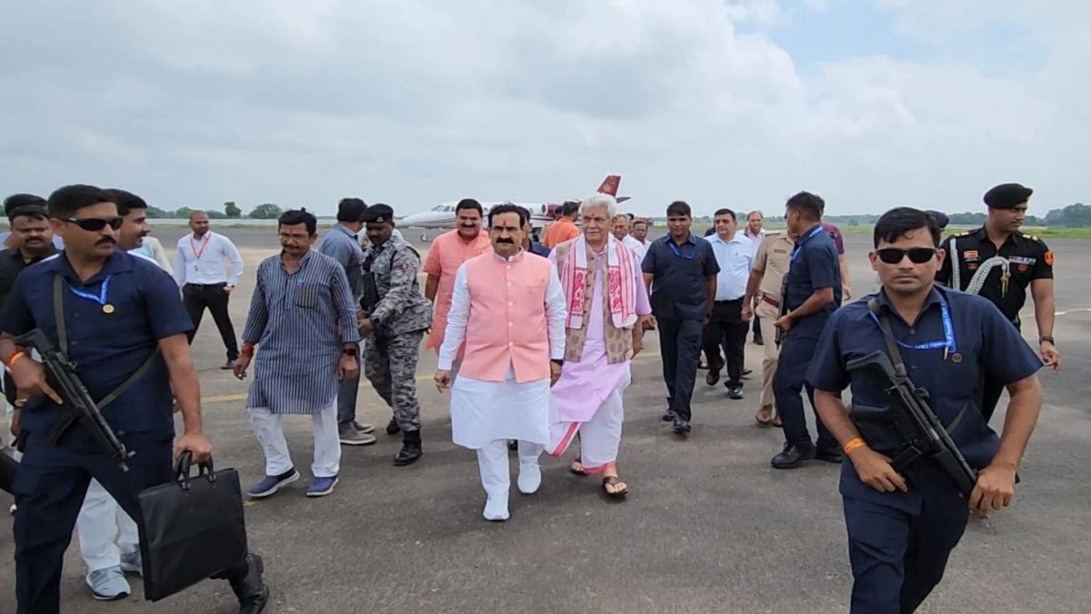 दतिया पहुंचे जम्मू-कश्मीर के उप राज्यपाल: पूर्व गृहमंत्री ने किया स्वागत, मां बगलामुखी माता के दर्शन करेंगे मनोज सिन्हा