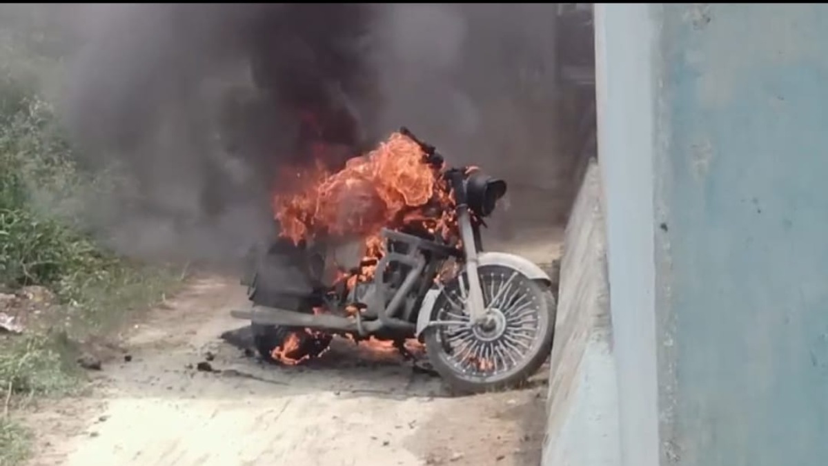 ‘दिग्विजय सिंह’ की बुलेट में लगी आग: बाजार से घर वापस लौटने के दौरान हुआ हादसा, बाल-बाल बची जान, देखें VIDEO