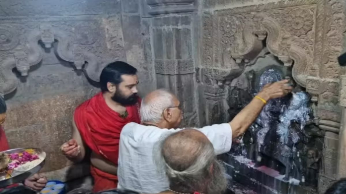 आधी रात 12 बजे खुले नागचंद्रेश्वर मंदिर के पट: बड़ी संख्या में पहुंचे श्रद्धालु, आज करीब 10 लाख भक्तों के पहुंचने का अनुमान, साल में एक ही बार होते हैं दर्शन
