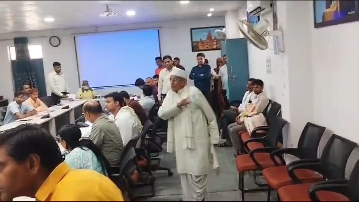 ‘मैंने आपको जूता मारा है, मुझे जेल भेजो, VIDEO’: इस वजह से परेशान होकर बुजुर्ग ने कलेक्ट्रेट में किया हंगामा, अधिकारी पर फेंका जूता