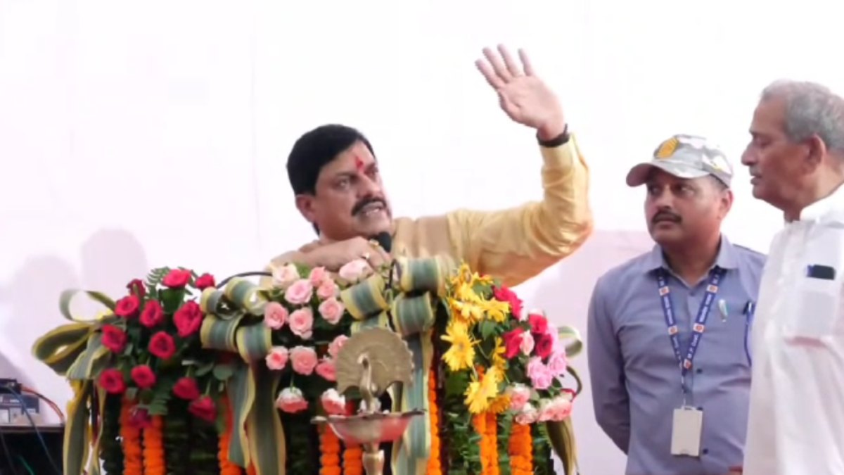 सीएम मोहन के सख्त तेवर: मंच से कलेक्टर को दी हिदायत, कहा- साहब… आज से बंद हो जानी चाहिए अवैध पार्किंग