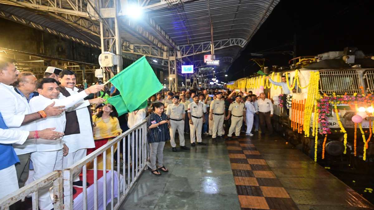 विंध्य को बड़ी सौगात: सीएम मोहन ने भोपाल-रीवा एक्सप्रेस ट्रेन को दिखाई हरी झंडी, कहा- PM मोदी ने सब सिस्टम बदल दिया
