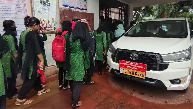 रायगड़ा में हेडमास्टर ने स्कूली छात्राओं से की बदसलूकी !