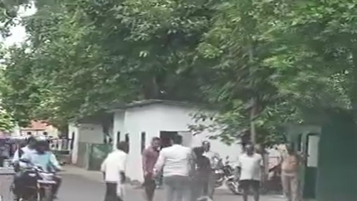 सपा दफ्तर के पास आत्मदाह की कोशिश: महिला ने खुद को लगाई आग, उन्नाव से लखनऊ आई थी