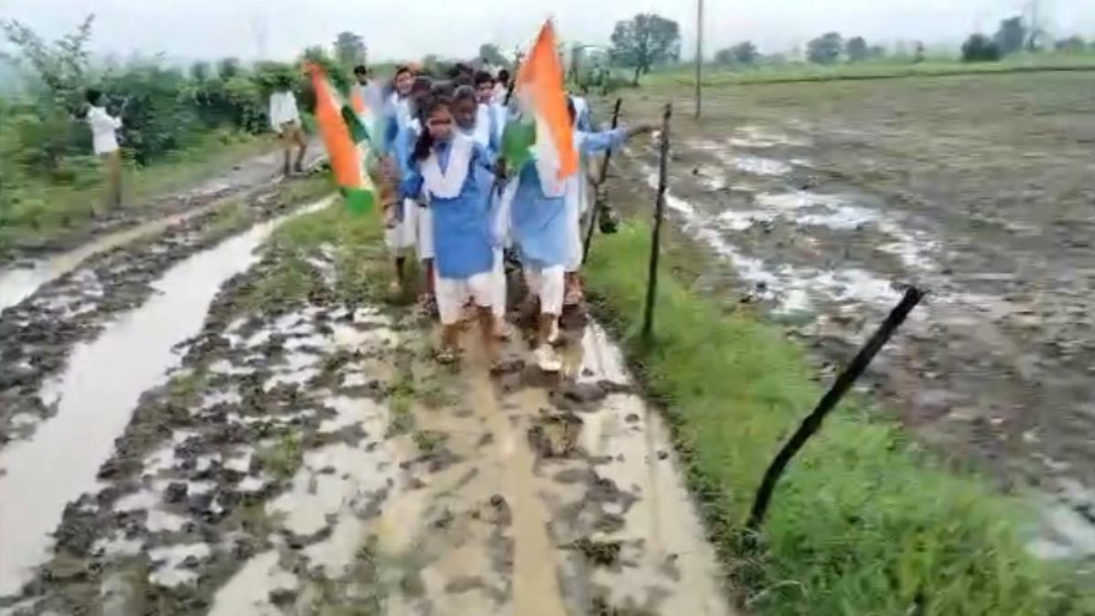 ये कैसी आजादी..! स्कूल की कठिन डगर, दलदल सड़क से जाने को मजबूर, ‘आजादी अमर रहे’ का नारे लगाते छात्रों का VIDEO वायरल