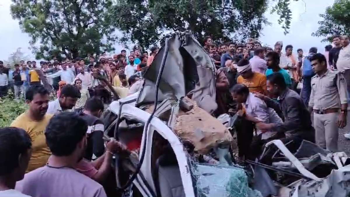 एक ही परिवार के 5 लोगों की मौत: ट्रक और कार की हुई जोरदार टक्कर, गाड़ी में चिपके शव, ड्राइवर की हालत गंभीर