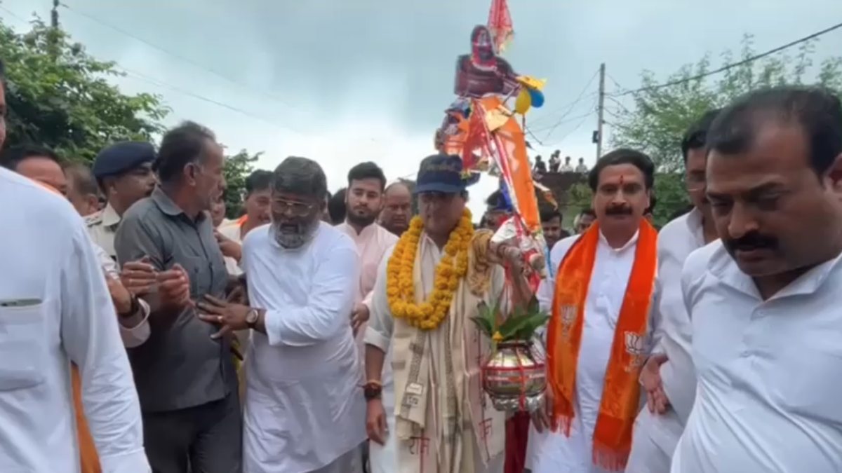 केंद्रीय मंत्री सिंधिया लेकर चले कांवड: बम-बम भोले के लगाए नारे, चौथे सावन सोमवार की दी बधाई