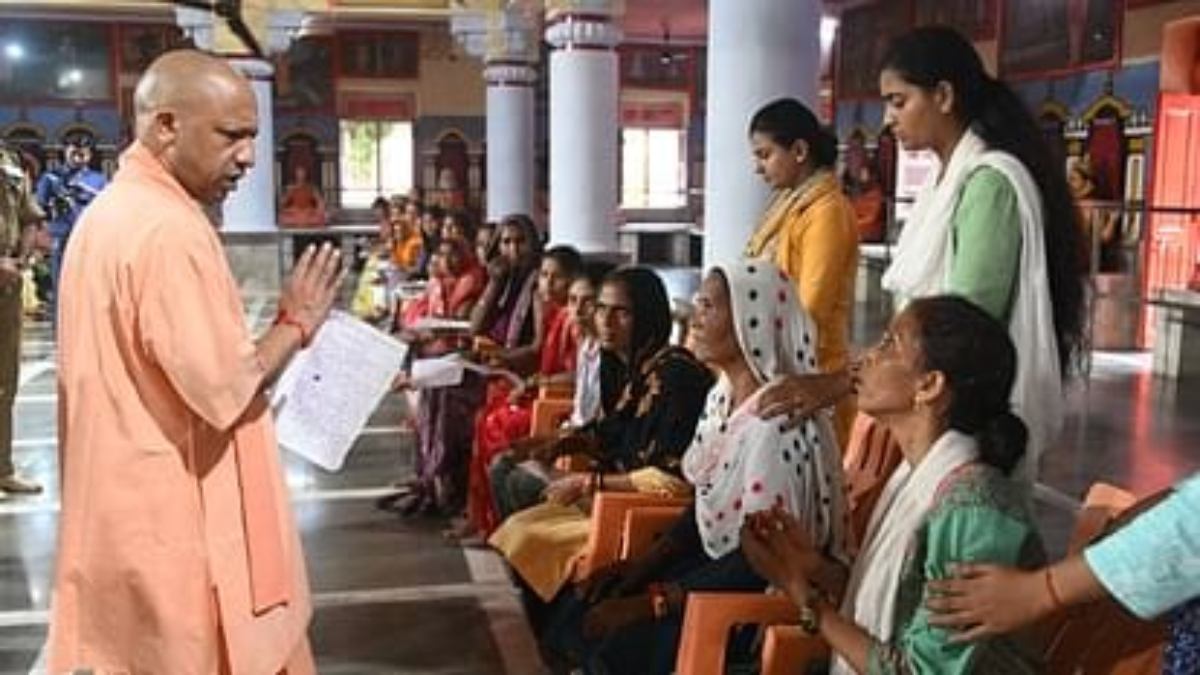 गोरखनाथ मंदिर में लगा जनता दरबार: CM योगी ने सुनी लोगों की समस्याएं, कहा- गरीबों-कमजोरों को उजाड़ने का दुस्साहस करने वाले बख्शे न जाएं