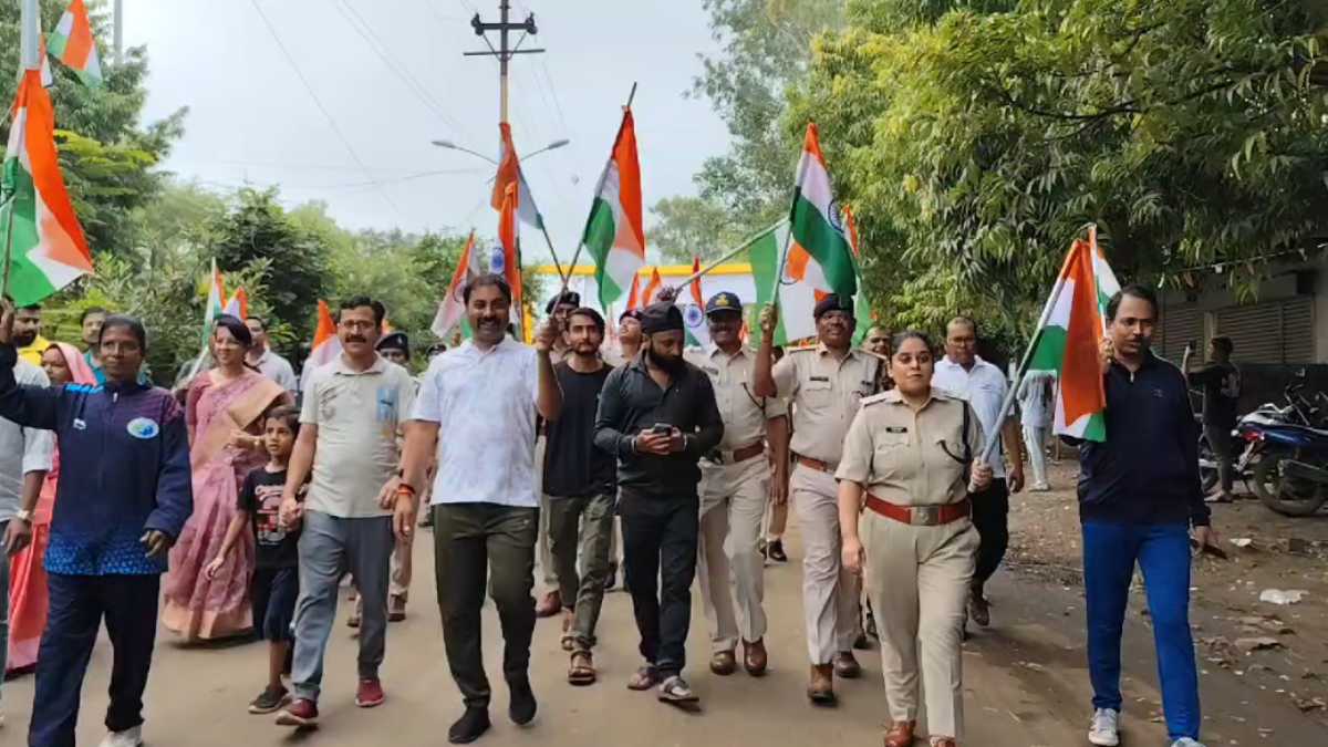 Dindori News: हर घर तिरंगा अभियान की शुरुआत मैराथन के साथ, छात्र, जनप्रतिनिधि, पुलिस और समाजसेवी हुए शामिल