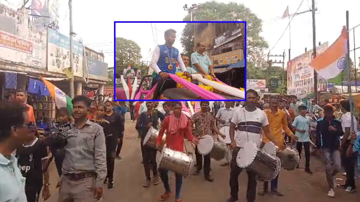 पेरिस ओलंपिक में मेडल विजेता हॉकी खिलाड़ी विवेक सागर पहुंचे इटारसी: लोगों ने किया जोरदार स्वागत, कहा- सेमीफाइनल में हार के बाद पूरी रात सो नहीं पाया