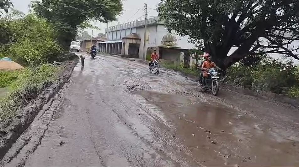 कोयला खनन क्षेत्र में भारी वाहनों से सड़कें बेहाल: आवागमन की समस्या पर आक्रोशित ग्रामीणों ने किया अनिश्चित कालीन चक्का जाम