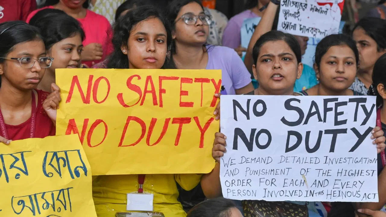 डॉक्टर रेप-मर्डर केस पर उबला देश, कोलकाता से दिल्ली तक हड़ताल पर बैठे डॉक्टर, मामले में CM ममता ने किया बड़ा ऐलान