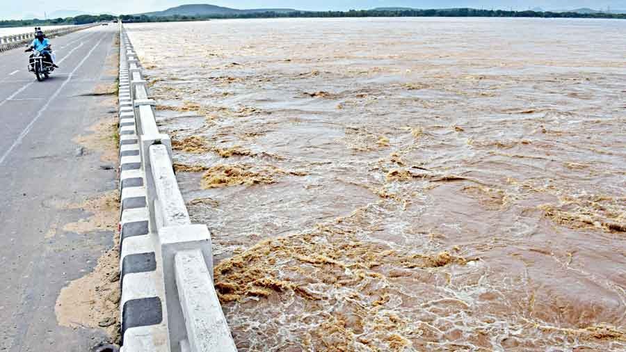 महानदी का जलस्तर बढ़ा, ओडिशा के 10 जिलों के लिए अलर्ट जारी