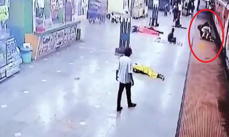 SECR: चलती ट्रेन में चढ़ते समय गोंदिया रेलवे स्टेशन में गिरी महिला, RPF स्टॉफ ने बचाई जान… दुर्ग आ रही थी यात्री