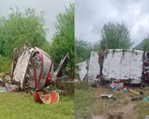 मुंबई से हैदराबाद जा रहा हेलीकॉप्टर पुणे में हुआ क्रैश ,पायलट समेत 3 घायल