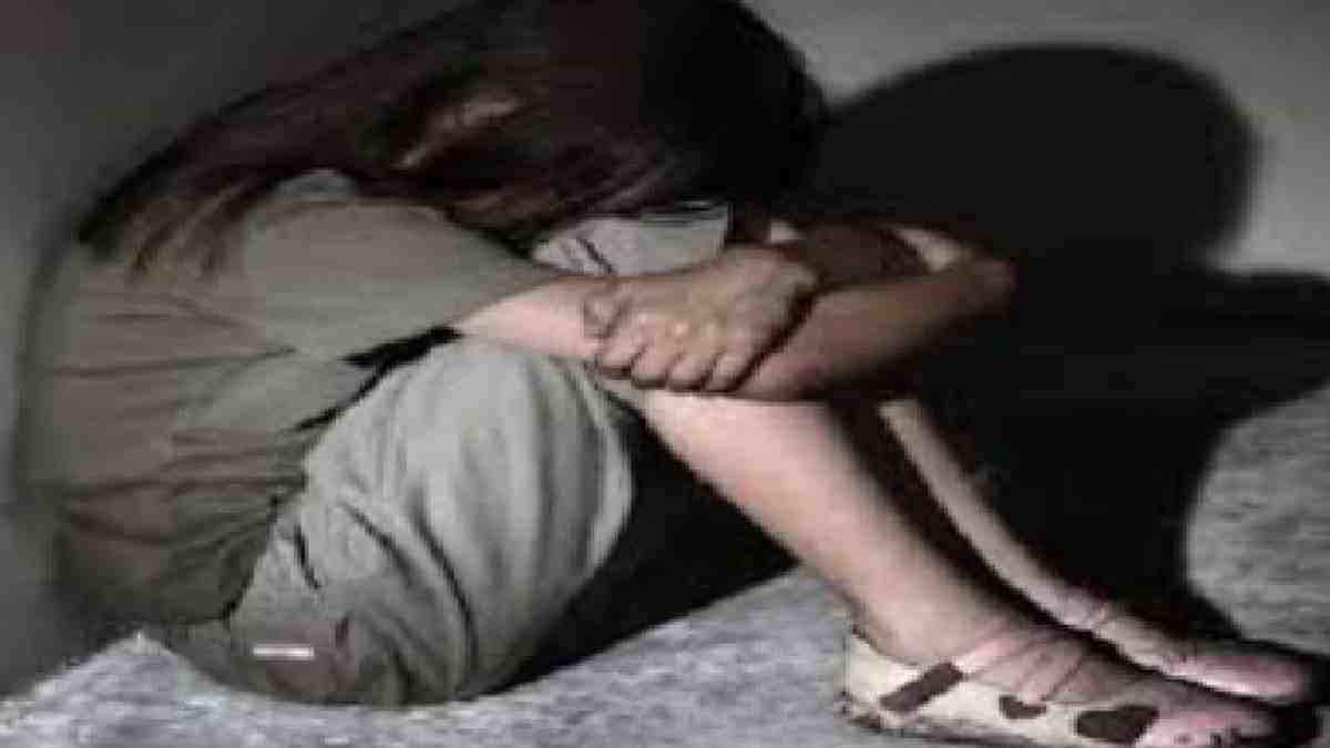 किशोरी को घर में अकेला पाकर पड़ोसी युवक ने की छेड़छाड़, लड़की चीखी तो दबा दिया गला, फिर बेहोश होते ही…