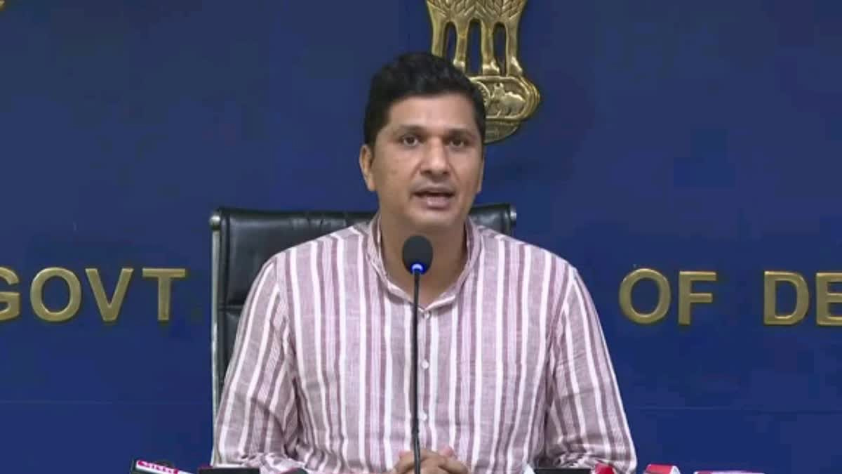 दिल्ली के सरकारी अस्पतालों में खाली पदों पर भर्तियों को रोका जा रहा; सौरभ भारद्वाज