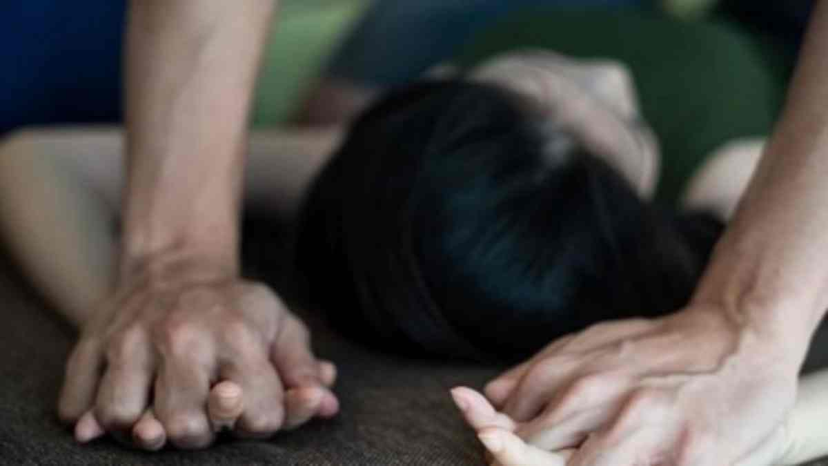 हवस का प्यासा सरपंच: हालचाल पूछकर महिला से मांगा एक गिलास पानी, फिर अकेला देख बुझाई जिस्म की आग